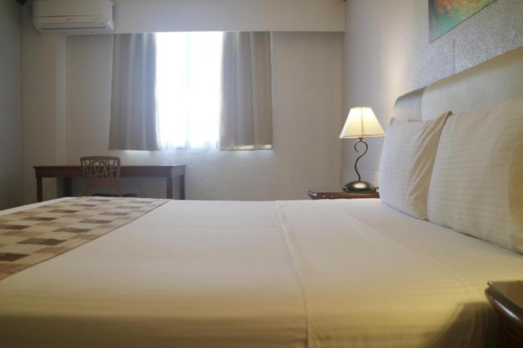 Las Palmas Hotel De Манила Экстерьер фото