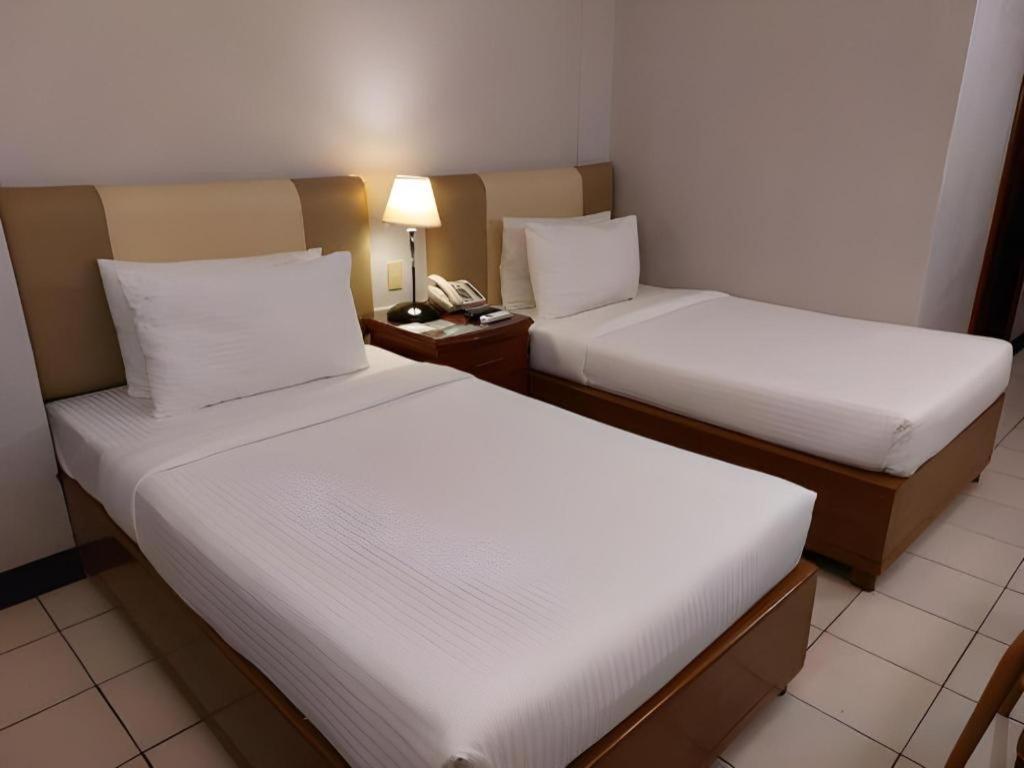 Las Palmas Hotel De Манила Экстерьер фото