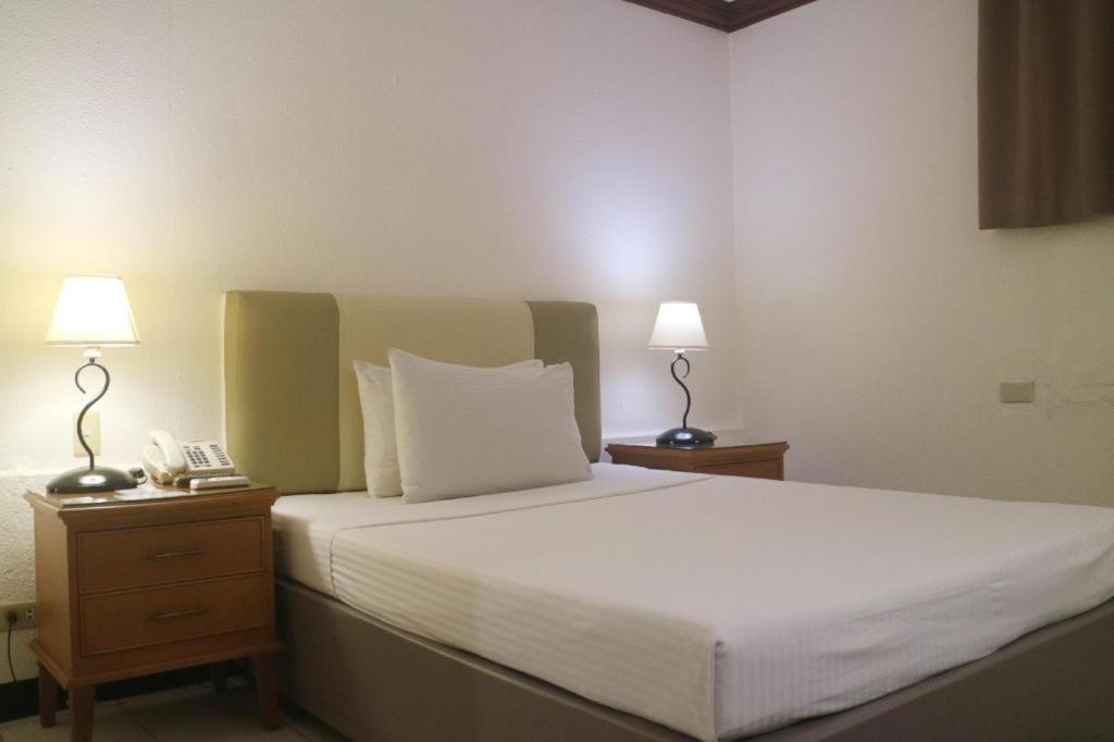 Las Palmas Hotel De Манила Экстерьер фото