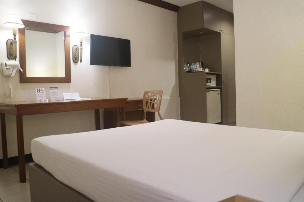 Las Palmas Hotel De Манила Экстерьер фото